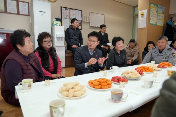 김 시장은 시민과의 대화에 앞서 주공5단지 경로당 방문