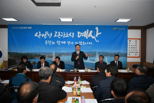 황선봉 군수가 덕산면을 연두방문하고 주민의견을 청취하는 모습