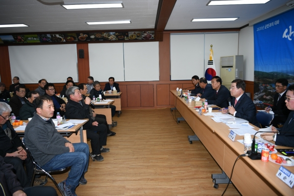 황선봉 군수가 광시면을 방문하고 주민의견을 청취하는 모습