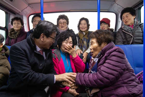 농촌형 공공버스를  시승하고 있는 김돈곤 군수