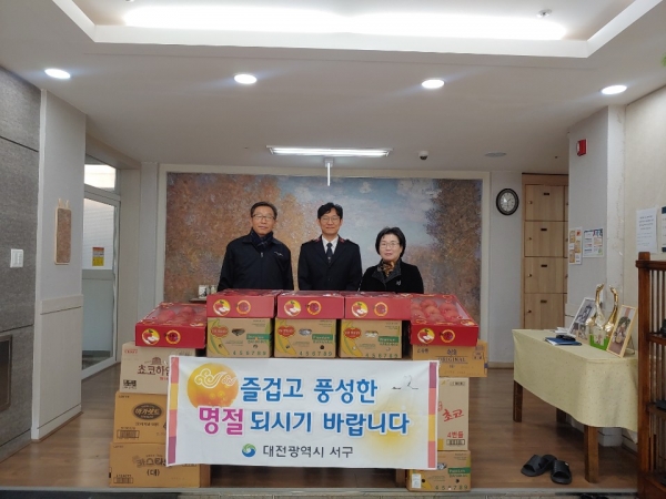 지난 21일부터 2일간 지역 내 4개 아동복지시설을 위문한 가운데, 임진찬 부구청장과 간부 공무원들이 시설 보호아동 및 종사자가 따뜻하고 훈훈한 명절을 보낼 수 있도록 격려하고 있다