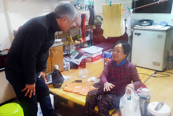 밑반찬 전달 모습