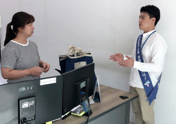 지난 21일 관내 택배업소 및 요식업체를 찾아 도로명주소를 홍보하는 모습.