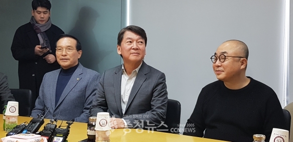 23일 대전을 찾은 바른미래당 안철수 전 의원이 정송 KAIST 인공지능 대학원장 등과 면담에 앞서 기자들의 질문에 답변하고 있다.