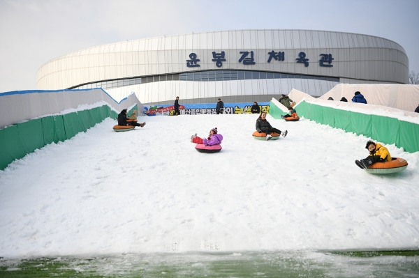 예산군에서 무료로 운영 중인 야외 눈썰매장 모습