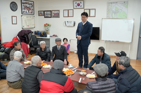 옥룡 5통 경로당을 방문, 30여 명의 주민들을 만나 마을 숙원사업과 생활 민원 등을 청취