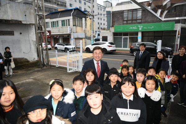 황선봉 군수가 온종일 초등돌봄센터 개소식에 참석해 어린이들과 기념촬영하는 모습