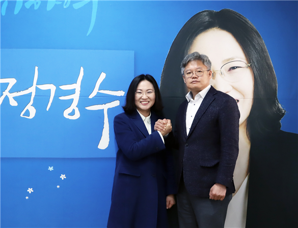 (왼쪽부터) 민주당 정경수 대전 동구 국회의원 예비후보, 김용원 정 예비후보 캠프 선거대책위원장