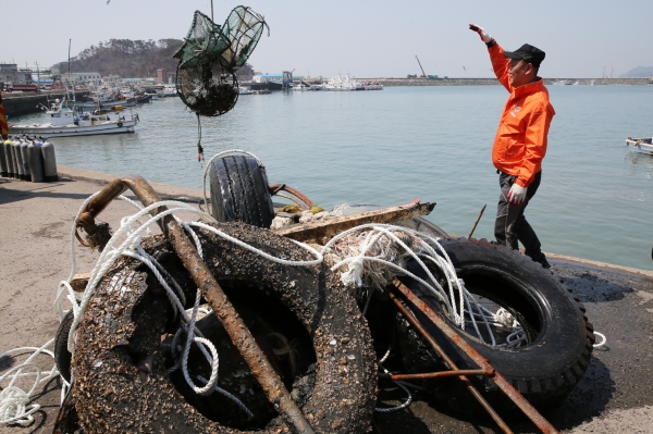 해양쓰레기 수거 모습.
