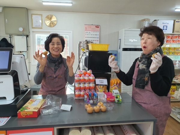 편의점 관계자들이 예산사과빵을 소개하는 모습