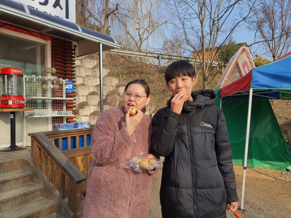 방문객들이 예산사과빵을 맛보는 모습
