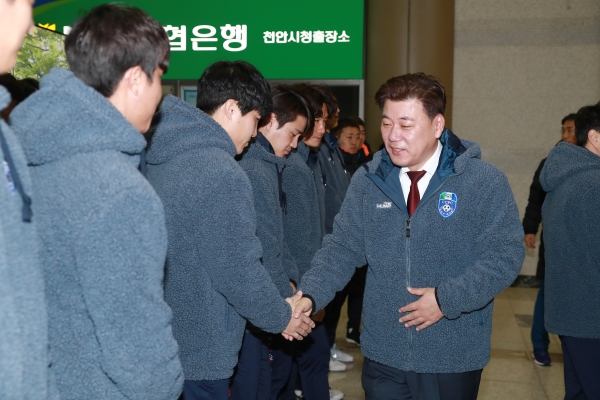 천안시청 축구단 전지훈련 환송하는 구만섭 시장권한대행