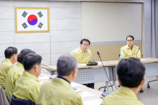 오세현 아산시장이 질병예방과장으로부터 국내 발생현황에 대한  보고를 받고 있다.