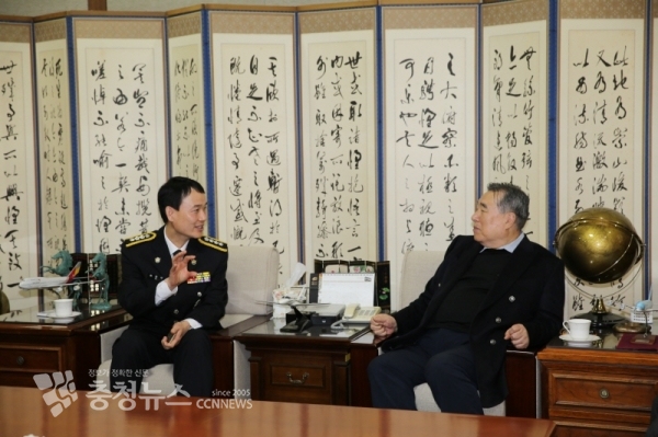 태안해양경찰서 하만식 서장(왼쪽)이 관내 한서대학교 함기선 총장 예방