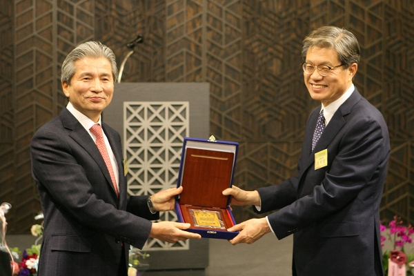 대전크리스찬리더스클럽 제9대 회장으로 취임한 목원대 권혁대 총장(왼쪽)이 전임 회장인 충남대 오덕성 총장(오른쪽)에게 공로패를 전달하고 있다.