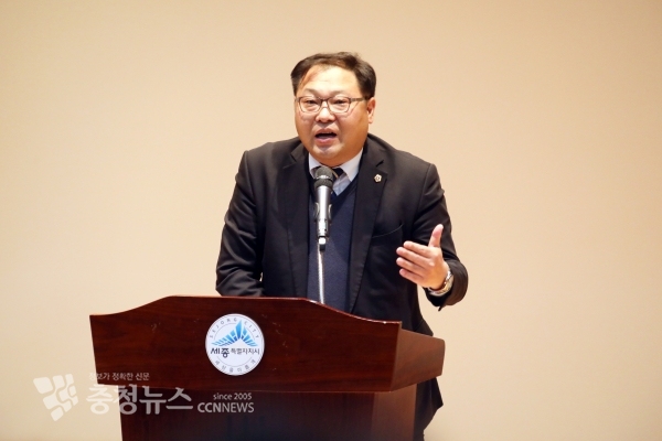 시민주권회의 전체회의에서 축사 하는 안찬영 세종시의회 의장