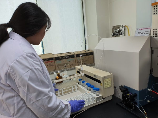 청양군, 첨단장비 활용해 토양 정밀검정 실시 모습