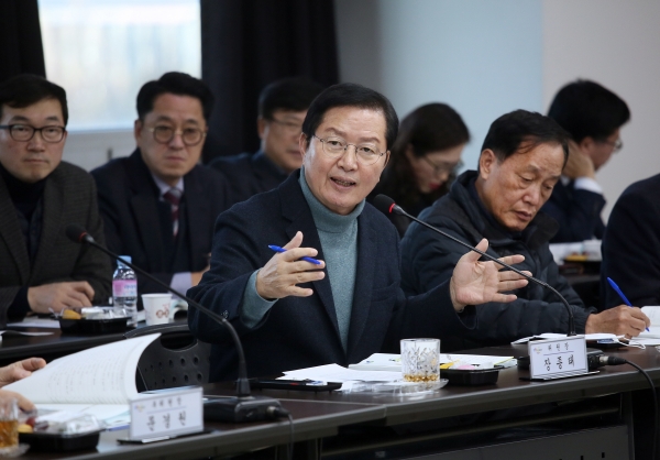장종태 구청장은 3일 청사 장태산실에서 균형발전위원회 위원 및 담당 공무원 등 60여 명이 참석한 가운데, ‘제2차 서구 균형발전사업 2020년 실천계획 보고회’ 개최