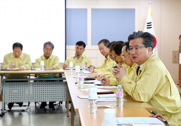 3일 오전 유성구보건소에서 신종 코로나바이러스 확산 예방을 위한 대책회의가 진행되고 있는 가운데 정용래 유성구청장이 회의를 주재하고 있다