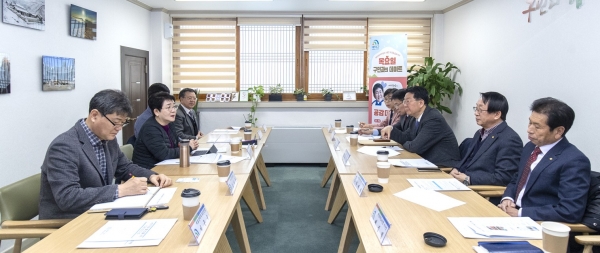 간담회 모습. 박정현 대덕구청장(왼쪽 가운데)