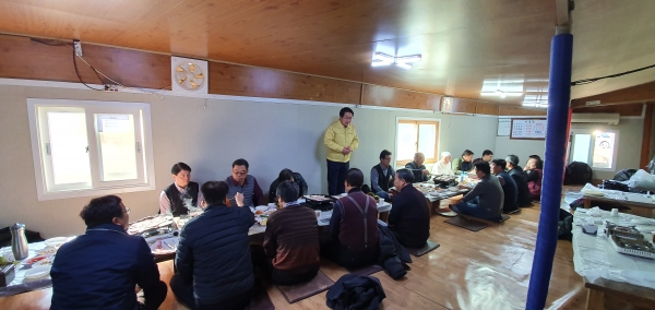 아산시이통장협의회(회장 변정섭)가 회의후 우한교민 임시생활시설인 경찰인재개발원 주변 식당에서 오찬을 하고 있다.