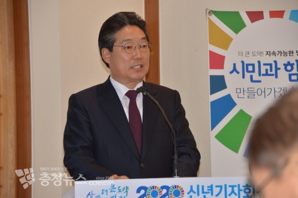 신년 기자회견 하는 김홍장 당진시장 / 충청뉴스 최형순 기자