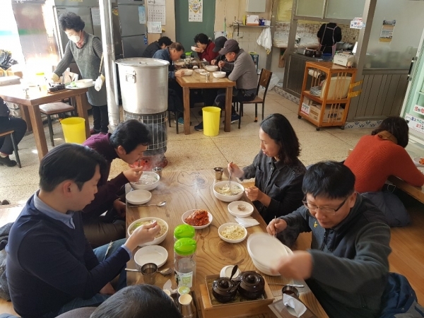 홍보담당관 전통시장 이용 중식장면