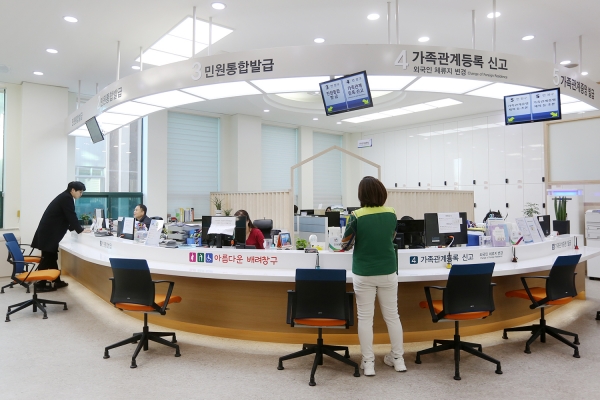 리모델링된 민원실에서 민원인들이 민원업무를 처리하고 있다
