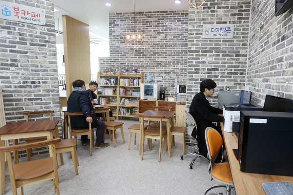 민원실 내부 북카페와 디지털존 모습