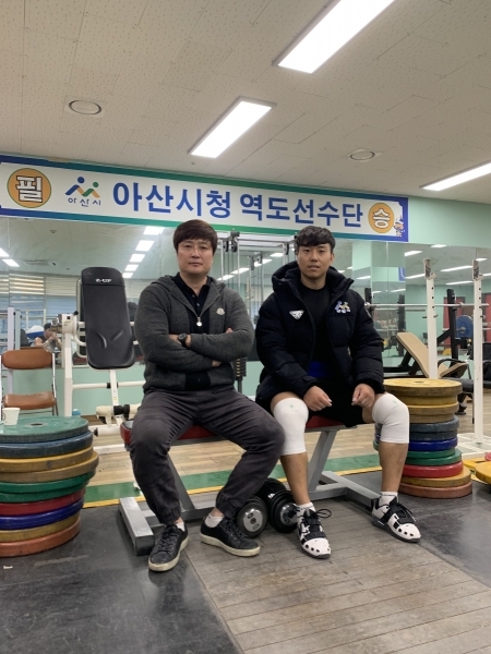 왼쪽부터 이형도(코치), 양지웅(선수)