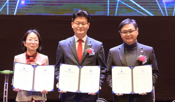 요코 시라이시 국제안전도시 실사단장으로부터 공인패와 휘장을 전달받고 있다.