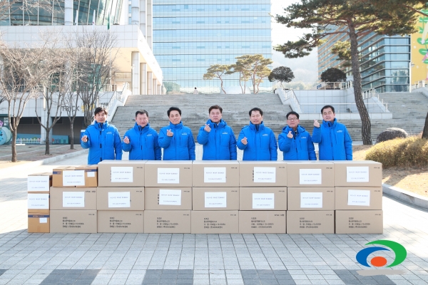 6일 천안시가 아산시 재난안전대책본부에 방역마스크 1만개와 손 세정제 500개(2500만원 상당)를 긴급 지원하기로 하면서 구만섭 권한대행(가운데)과 천안시 공무원들이 지원물품과 사진을 촬영