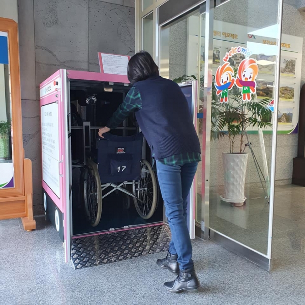 유모차 소독기 이용하는 시민 모습