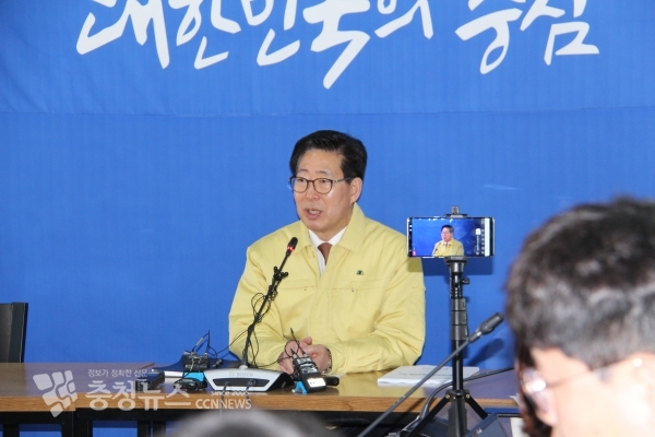 7일 아산 현장대책본부상황실에서 기자회견 하는 양승조 지사