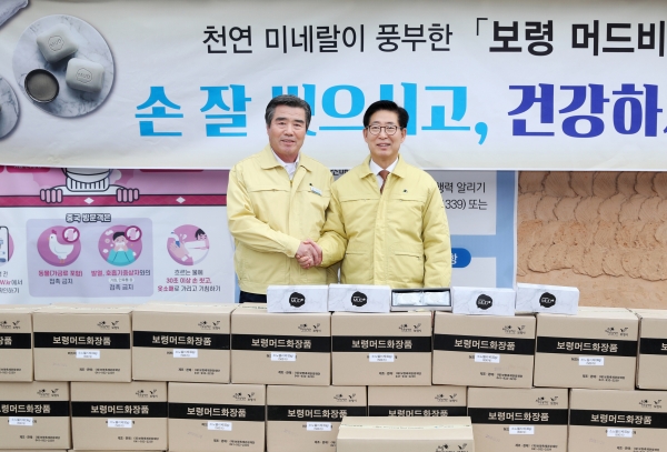 김동일 보령시장은 7일 아산시 초사2통 마을회관을 방문해 양승조 도지사를 접견하고 근무자들을 격려했다.