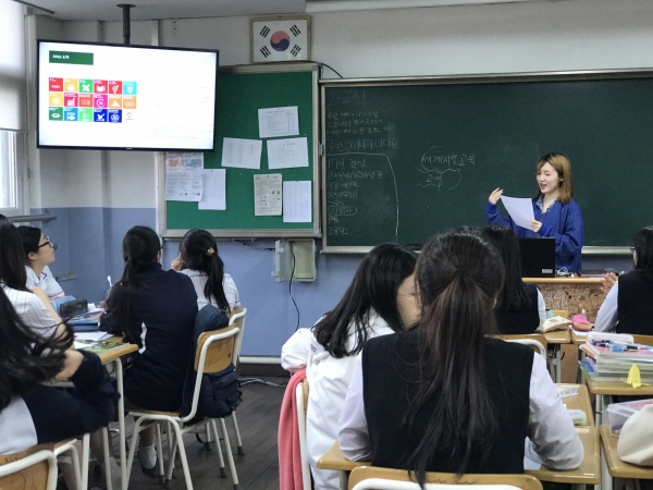 고등학생들에게 세계시민교육중인 상명대 학생들