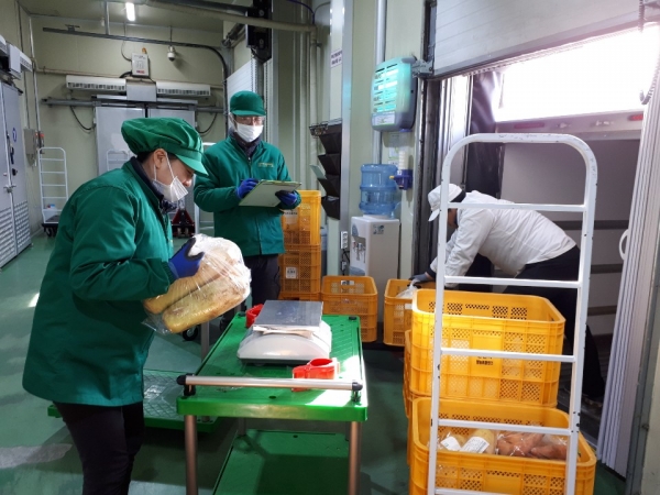 급식식재료 피킹장면