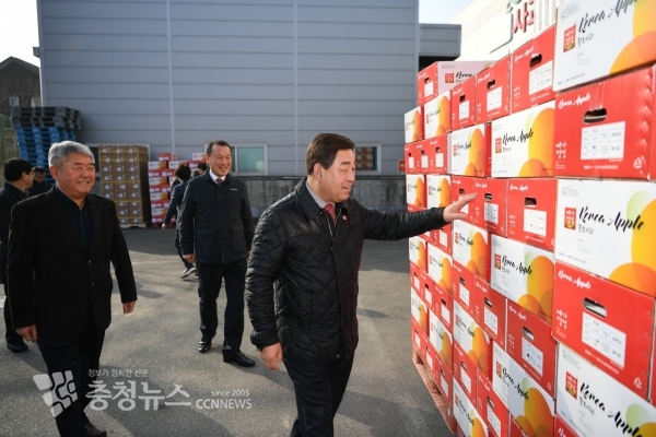 예산황토사과, 배 러시아 수출 출하식에서 황선봉 군수가 수출물량을 살펴보는 모습