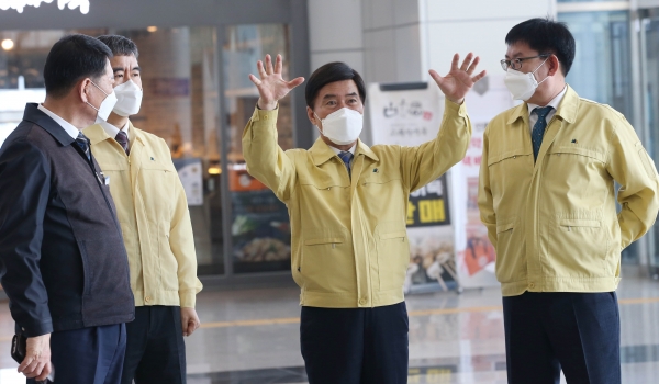 황인호 동구청장이 현장에서 방역작업과 관련해 지시를 하고 있다