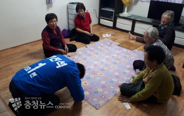 경로당을 찾아 절 하는 민주당 문진석 천안갑 예비후보.