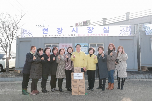 손소독제 후원 후 단체사진