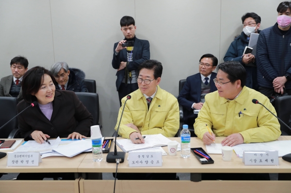 박영선 중소벤처기업부 장관과의 간담회엔 양승조 충남도지사, 조봉환 소상공인시장진흥공단 이사장, 임선근 충남지역신용보증재단 본부장 등이 함께해 지역경제 살리기에 머리를 맞댔다