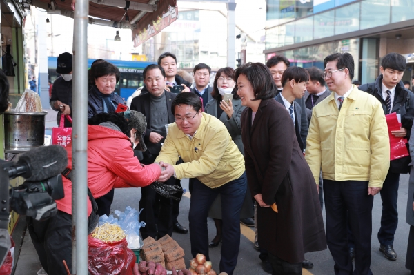 오세현 아산시장과 박영선 중소벤처기업부 장관이 온양온천시장을 방문해 지역경제를 점검하고 있다