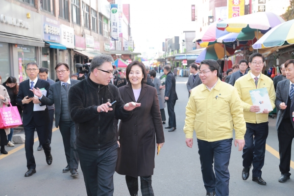오세현 아산시장과 박영선 중소벤처기업부 장관이 온양온천시장을 방문해 지역경제를 점검하고 있다