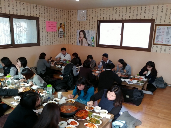 보육지원체계 간담회 후 아산시 음식점에서 식사 장면