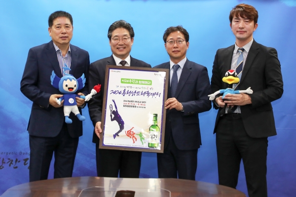 맥키스컴퍼니 김규식 대표, 12일 당진시를 방문해 오는 6월 당진시 일원에서 개최되는 충청남도체육대회의 적극적인 홍보를 약속하며 홍보물품 전달식 모습