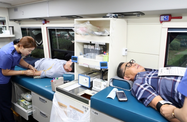 공직자 헌혈 장면