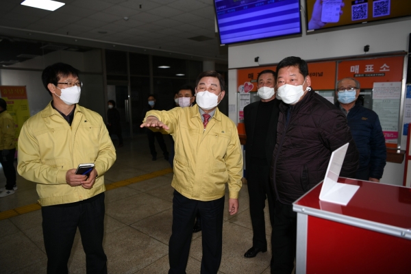 황선봉 군수가 예산터미널 소독방역 현장을 점검하는 모습