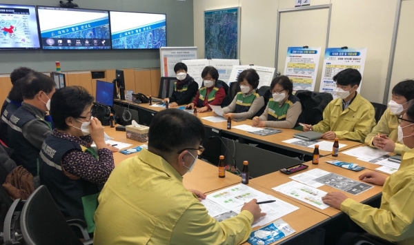 12일 재난안전상황실에서 지역자율방재단과 신종코로나 바이러스 대응을 위한 간담회를 가졌다