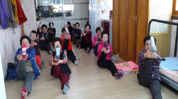 어르신들이 건강체조로 즐거운 노후 생활을 즐기고 있다.